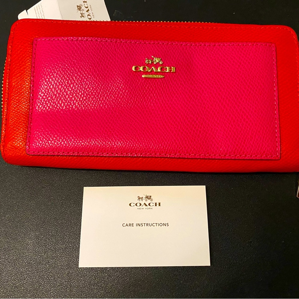 Ladies Coach wallet/clutch. Never used as it was a gift.